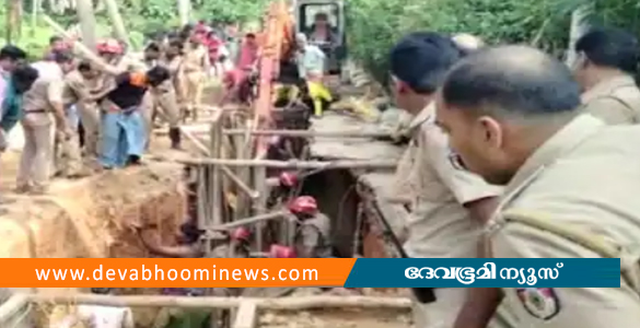 ശ്രീകാര്യത്ത് മണ്ണിടിച്ചിൽ ; മണ്ണിനടിയിൽ കുടുങ്ങിക്കിടന്ന തൊഴിലാളികളെ രക്ഷപ്പെടുത്തി