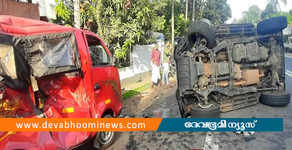 പത്തനംതിട്ടയില്‍ നിയന്ത്രണം വിട്ട ജീപ്പ് മൂന്ന് വാഹനങ്ങളിലിടിച്ച് അപകടം