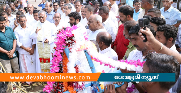 അതിരമ്പുഴ തിരുനാളിന് മുന്നോടിയായി ടൗൺ അലങ്കാരത്തിന് കൊടിമരം നാട്ടി