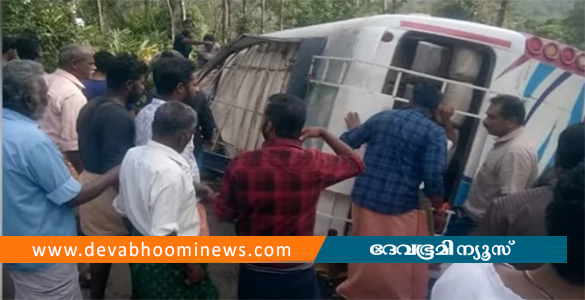 ഇടുക്കിയില്‍ വിനോദ സഞ്ചാരികളുടെ ബസ് മറിഞ്ഞു; പത്ത് വയസുകാരി ഉള്‍പ്പെടെ 2 പേര്‍ മരിച്ചു