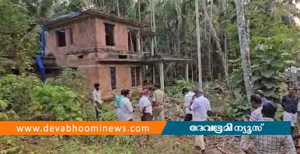 താമരശേരിയിൽ വീടിനകത്ത് കണ്ടെത്തിയ മൃതദേഹം പാതി തറയിൽ തൊട്ട നിലയിൽ; ദുരൂഹതയെന്ന് നാട്ടുകാര്‍