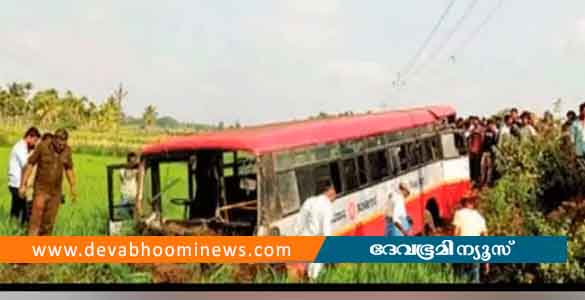 ബ​സ് നി​യ​ന്ത്ര​ണം​വി​ട്ട് മറിഞ്ഞ് അപകടം; 30 യാ​ത്ര​ക്കാ​ർ​ക്ക് പ​രി​ക്ക്