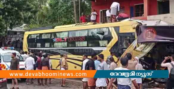 കൊടുവള്ളിയില്‍ ടൂറിസ്റ്റ് ബസ് കടയിലേക്ക് ഇടിച്ചുകയറി; 10 പേര്‍ക്ക് പരിക്ക്