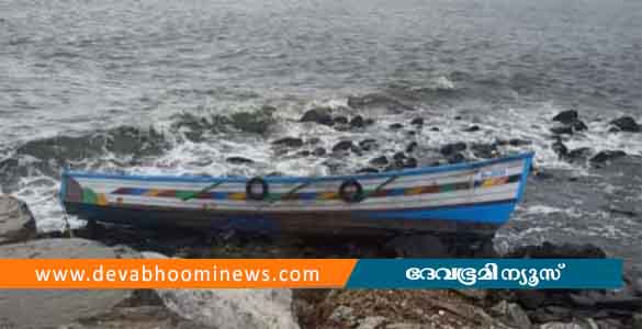 കായംകുളത്ത് നങ്കൂരമിട്ടിരുന്ന മത്സ്യബന്ധന വള്ളങ്ങള്‍ കാറ്റിലും തിരയിലും തകര്‍ന്നു