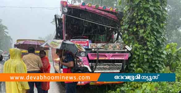 കോഴിക്കോട് നിയന്ത്രണംവിട്ട സ്വകാര്യ ബസ് മരത്തിലിടിച്ച് അപകടം; 18 പേർക്ക് പരിക്ക്