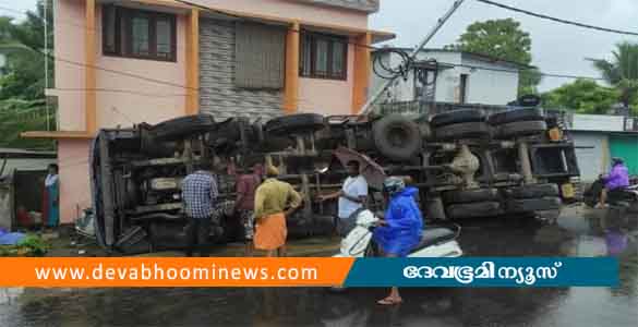 ആലപ്പുഴയിൽ തടി കയറ്റിവന്ന ലോറി മറിഞ്ഞു; രണ്ട് പേർക്ക് പരിക്ക്