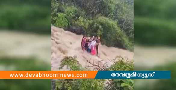 മലവെള്ളപ്പാച്ചിലില്‍ പാറയില്‍ പരസ്പരം കെട്ടിപ്പിടിച്ച് ഏഴംഗ കുടുംബം; ഒഴുക്കില്‍പ്പെട്ട് 3 മരണം, 2 കുട്ടികര്‍ക്കായി തിരച്ചില്‍