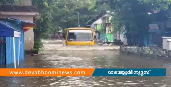 മുംബൈയിൽ കനത്ത മഴയും വെള്ളക്കെട്ടും: ട്രെയിൻ ​ഗതാ​ഗതം തടസ്സപ്പെട്ടു