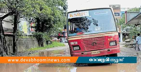 അരൂര്‍ ദേശീയ പാതയില്‍ വീണ്ടും കെഎസ്ആര്‍ടിസി ബസ് കുഴിയില്‍ വീണു