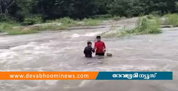 ചിറ്റൂർ പുഴയിൽ കുടുങ്ങിയ കുട്ടികളെ ഫയർ ഫോഴ്സെത്തി രക്ഷിച്ചു