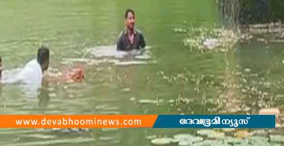 ടിപ്പര്‍ലോറി കുളത്തിലേക്ക് മറിഞ്ഞ് മുങ്ങിത്താഴ്ന്നു; ഡ്രൈവര്‍ അത്ഭുതകരമായി രക്ഷപ്പെട്ടു