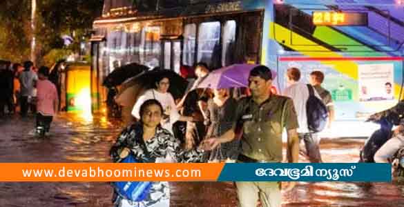 കനത്ത മഴയില്‍ ഡല്‍ഹി മുങ്ങി; ഗാസിപുരില്‍ അമ്മയും കുഞ്ഞും മുങ്ങിമരിച്ചു