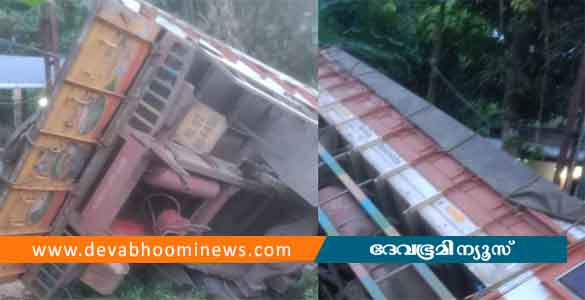 കമ്പി കയറ്റി വന്ന ലോറി മറിഞ്ഞ് അപകടം: ഡ്രൈവർക്ക് ദാരുണാന്ത്യം