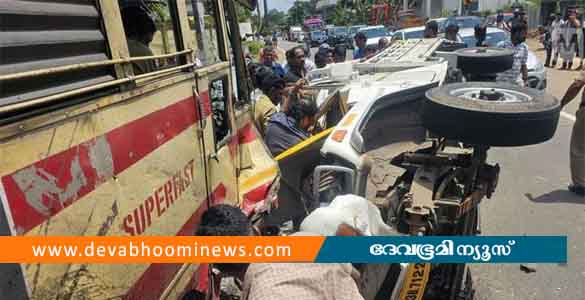 കെഎസ്ആർടിസി ബസും പിക്ക് അപ്പും കൂട്ടിയിടിച്ച് അപകടം; 9 പേർക്ക് പരിക്ക്, 2 പേരുടെ നില ഗുരുതരം