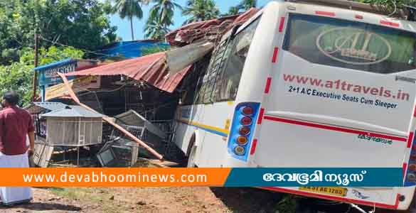 കോഴിക്കോട് സ്വകാര്യ ബസ് കടയിലേക്ക് ഇടിച്ചുകയറി അപകടം; രണ്ടുപേർക്ക് പരിക്ക്