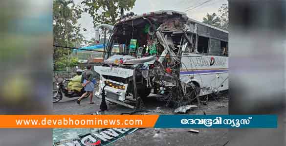 എറണാകുളത്ത് സ്കൂളിൽനിന്ന് വിനോദയാത്രയ്ക്ക് പോയ ബസ് അപകടത്തിൽപ്പെട്ടു