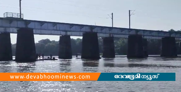 കോടതിയിലേക്ക് കൊണ്ടു പോകവേ തടവുപുള്ളി ട്രെയിനിൽ നിന്ന് ഭാരതപ്പുഴയിലേക്ക് ചാടി; പിടികൂടി പൊലീസ്